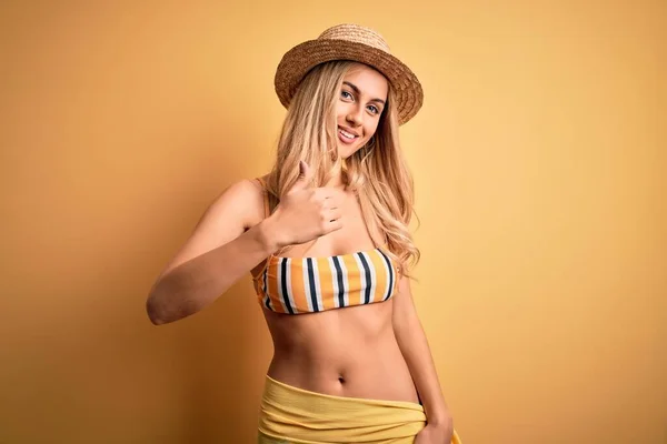 Young Beautiful Blonde Woman Vacation Wearing Bikini Hat Yellow Background — Stock Photo, Image