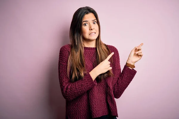 Giovane Bella Ragazza Indossa Maglione Casual Sfondo Rosa Isolato Indicando — Foto Stock