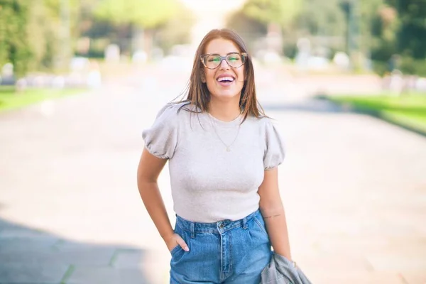 Junge Schöne Frau Lächelt Glücklich Und Zuversichtlich Mit Einem Lächeln — Stockfoto