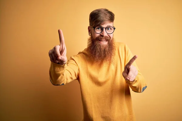 Sarıdan Izole Edilmiş Arka Planda Gözlüklü Sakallı Yakışıklı Kendine Güvenen — Stok fotoğraf