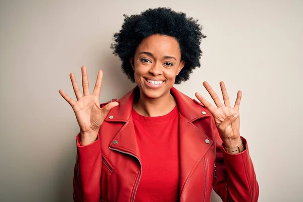 Jonge Mooie Afro Amerikaanse Afro Vrouw Met Krullend Haar Dragen — Stockfoto