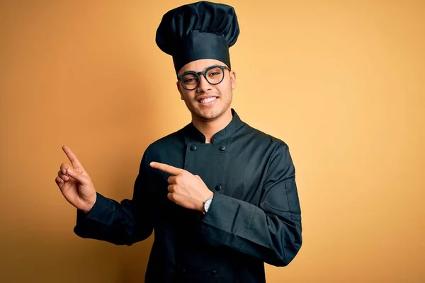 Joven Chef Brasileño Con Uniforme Cocina Sombrero Sobre Fondo Amarillo —  Fotos de Stock