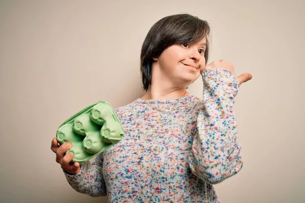 Jovem Mulher Síndrome Segurando Copo Ovo Papelão Ovos Saudáveis Frescos — Fotografia de Stock