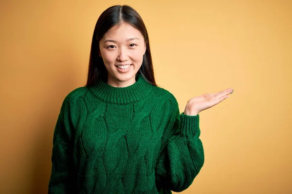 Młoda Piękna Azjatycka Kobieta Zielonym Zimowym Swetrze Żółtym Odizolowanym Tle — Zdjęcie stockowe