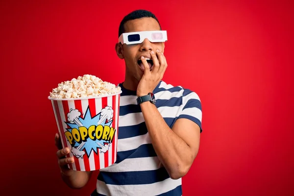 Junge Gutaussehende Afrikanisch Amerikanische Mann Film Mit Brille Essen Popcorn — Stockfoto