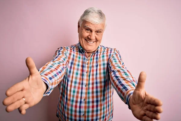 Starší Pohledný Chraptivý Muž Nenucené Barevné Košili Přes Izolované Růžové — Stock fotografie