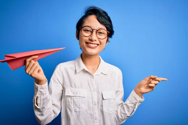 Jeune Belle Femme Chinoise Tenant Avion Papier Sur Fond Bleu — Photo