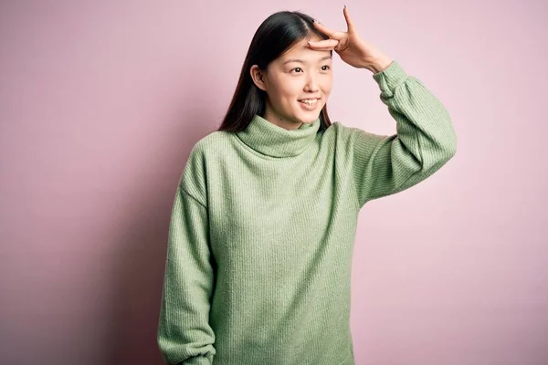 Jonge Mooie Aziatische Vrouw Draagt Groene Wintertrui Roze Gesoldeerde Achtergrond — Stockfoto