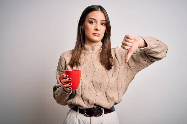 Junge Schöne Brünette Frau Trinkt Rote Tasse Kaffee Über Isoliertem — Stockfoto