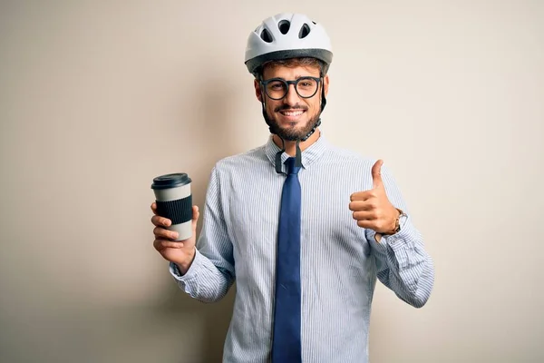 안경을 자전거 헬멧을 커피를 마시는 사업가는 미소로 마시며 행복해 — 스톡 사진