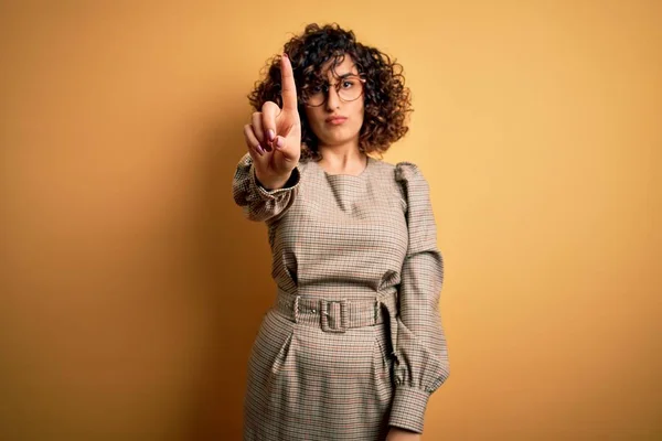 Mooie Arabische Zakenvrouw Dragen Jurk Bril Staan Gele Achtergrond Wijzend — Stockfoto