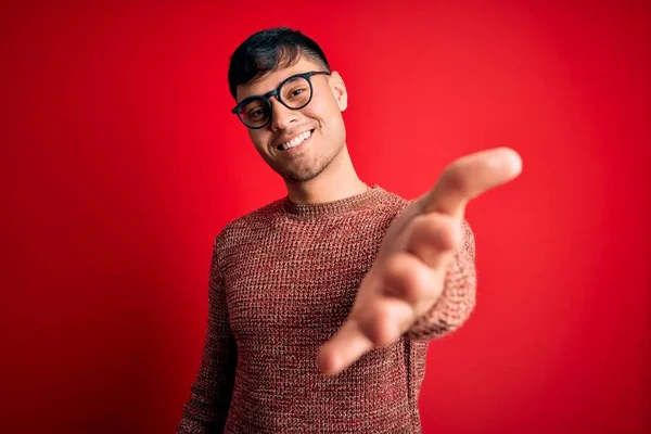 Jovem Homem Hispânico Bonito Vestindo Óculos Nerd Sobre Fundo Vermelho — Fotografia de Stock