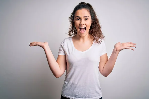 Joven Hermosa Mujer Con Pelo Rizado Con Camiseta Casual Pie —  Fotos de Stock