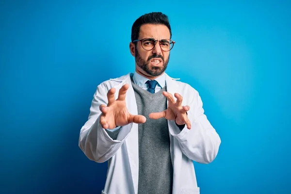 Junger Gutaussehender Arzt Mit Bart Mantel Und Brille Über Blauem — Stockfoto