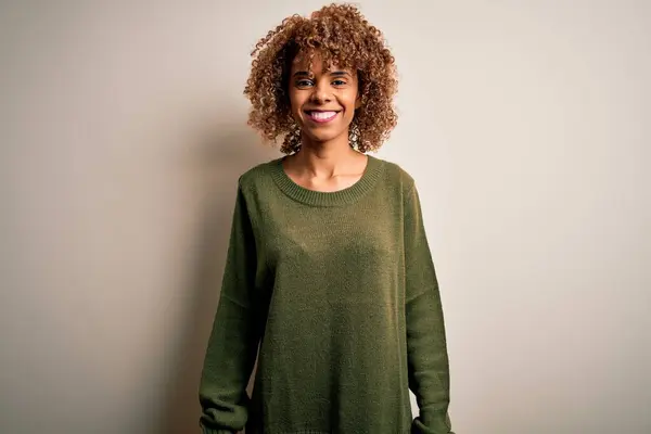 Hermosa Mujer Afroamericana Con Pelo Rizado Usando Suéter Casual Sobre — Foto de Stock