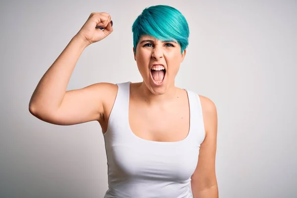 Joven Hermosa Mujer Con Pelo Azul Moda Con Camiseta Casual — Foto de Stock