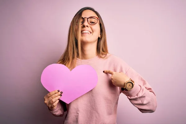 Giovane Bella Donna Bionda Romantica Con Gli Occhiali Possesso Grande — Foto Stock