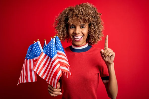 Mladá Africká Americká Vlastenecká Kudrnatá Žena Držící Vlajky Spojených Států — Stock fotografie
