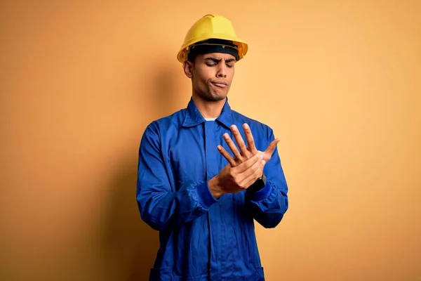 Νεαρός Όμορφος Αφροαμερικανός Εργάτης Μπλε Στολή Και Κράνος Πόνος Στα — Φωτογραφία Αρχείου
