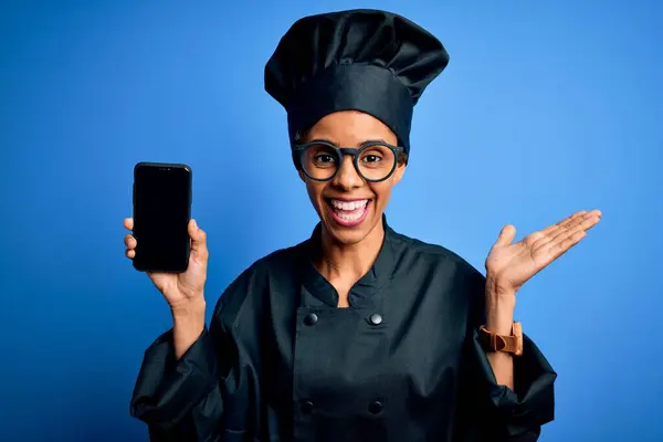 Afrikansk Amerikansk Bagare Kvinna Bär Spis Uniform Innehav Smartphone Visar — Stockfoto