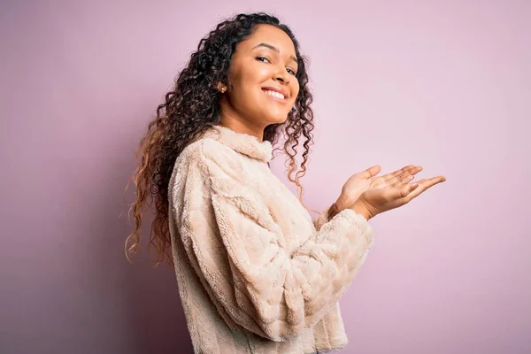 Young Beautiful Woman Curly Hair Wearing Casual Sweater Standing Pink — Stock Photo, Image