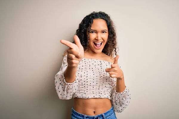 Joven Hermosa Mujer Con Pelo Rizado Con Camiseta Casual Pie — Foto de Stock