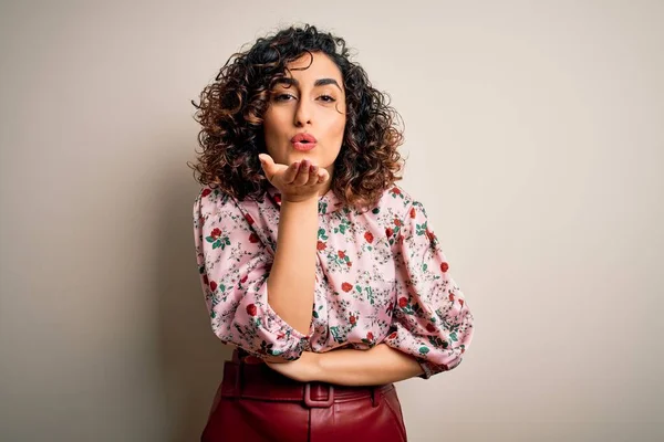 Jovem Bela Mulher Árabe Encaracolado Vestindo Camiseta Floral Sobre Fundo — Fotografia de Stock