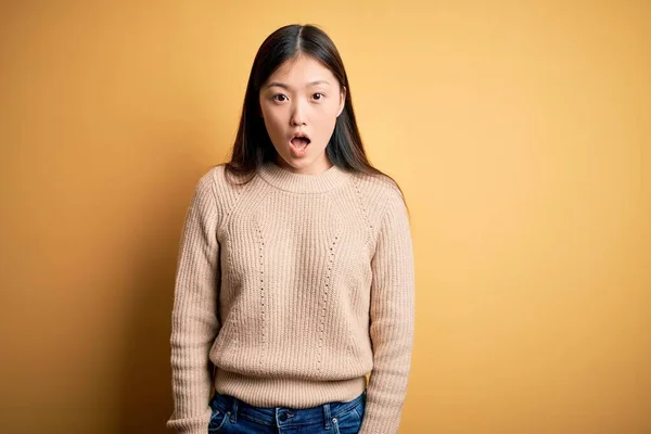 Junge Schöne Asiatische Frau Trägt Lässigen Pullover Über Gelbem Isolierten — Stockfoto