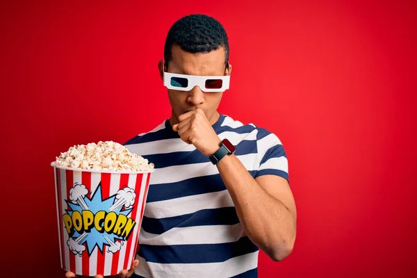 Giovane Uomo Afroamericano Bello Guardare Film Utilizzando Occhiali Mangiare Popcorn — Foto Stock