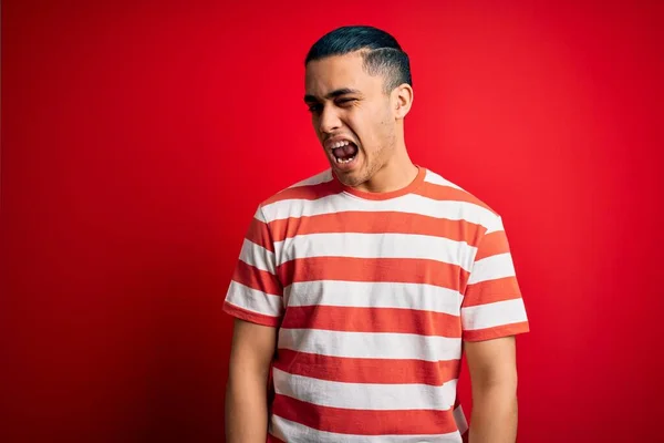 Junger Brasilianischer Mann Lässig Gestreiftem Shirt Der Vor Isoliertem Roten — Stockfoto