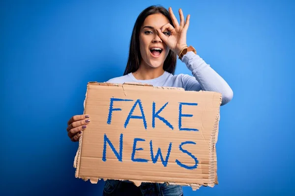 Junge Schöne Brünette Frau Hält Banner Mit Fake News Nachricht — Stockfoto