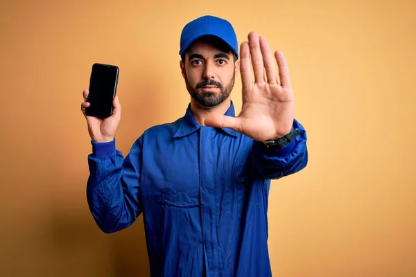Homem Mecânico Com Barba Vestindo Uniforme Azul Tampa Segurando Smartphone — Fotografia de Stock