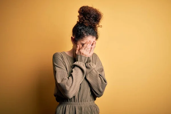 Jonge Mooie Brunette Vrouw Met Krullend Haar Piercing Dragen Casual — Stockfoto