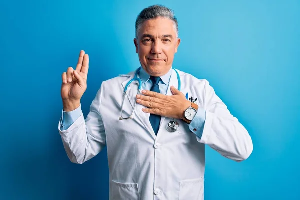Orta Yaşlı Yakışıklı Gri Saçlı Doktor Ceketli Mavi Steteskoplu Gülümseyen — Stok fotoğraf