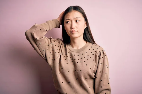 스웨터 아름다운 아시아 여인은 질문에 대하여 혼란을 느끼고 의아해 의심할 — 스톡 사진