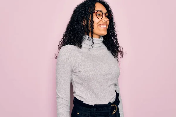 Młoda Afroamerykanka Swetrze Okularach Różowym Tle Uśmiechem Twarzy Naturalna Ekspresja — Zdjęcie stockowe