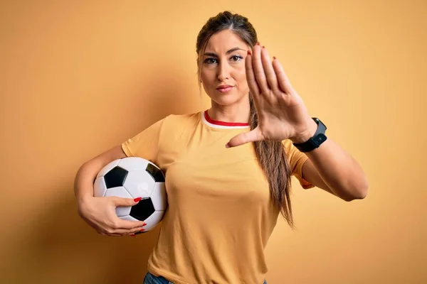 Mooie Brunette Speler Vrouw Voetballen Met Behulp Van Voetbal Bal — Stockfoto