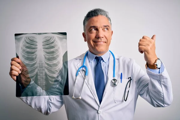 Mediana Edad Guapo Gris Pelo Médico Hombre Sosteniendo Radiografía Pecho —  Fotos de Stock