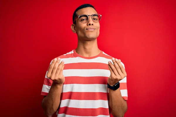 Mladý Pohledný Africký Američan Neformálním Pruhovaném Tričku Brýlích Který Gestikuluje — Stock fotografie