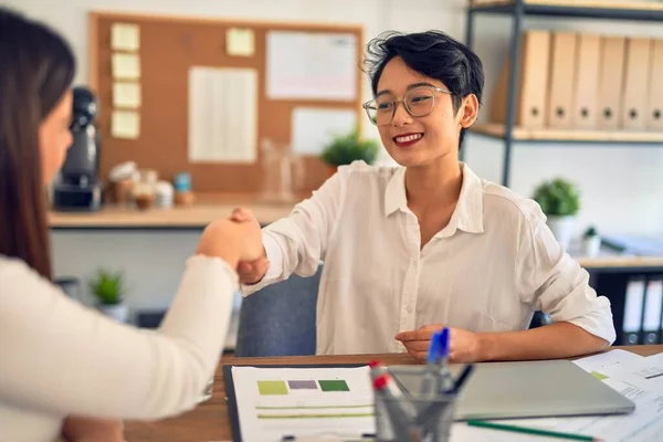 Grupo Empresários Sorrindo Feliz Confiante Trabalhando Conjunto Com Sorriso Rosto — Fotografia de Stock