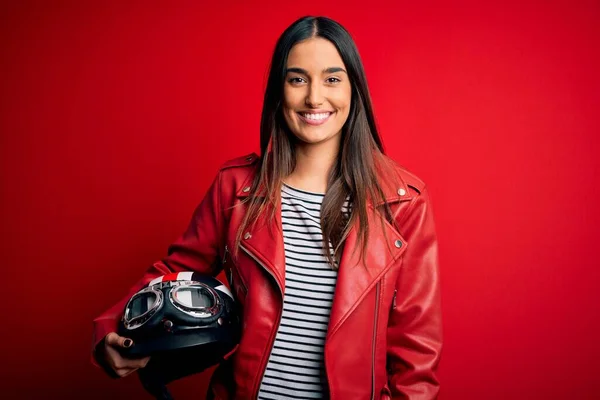 Jovem Bela Morena Motociclista Mulher Segurando Capacete Motocicleta Casaco Vermelho — Fotografia de Stock