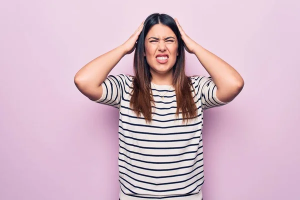 Junge Schöne Brünette Frau Trägt Lässig Gestreiftes Shirt Über Isoliertem — Stockfoto