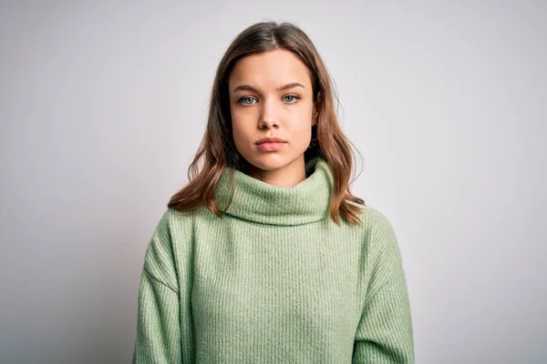 스웨터 아름다운 소녀가 위에서 표정을 단순하고 자연스럽게 카메라를 보면서 — 스톡 사진