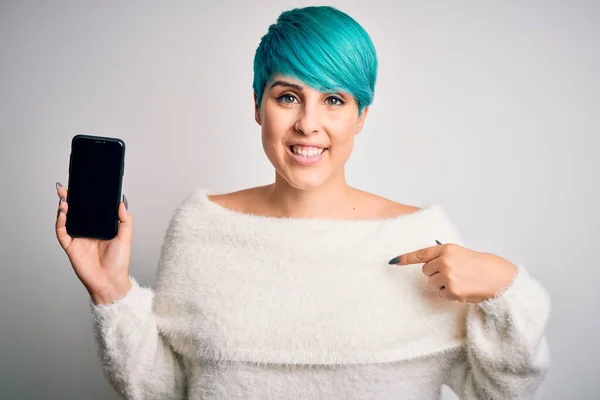 Jovem Mulher Com Azul Moda Cabelo Segurando Smartphone Mostrando Tela — Fotografia de Stock