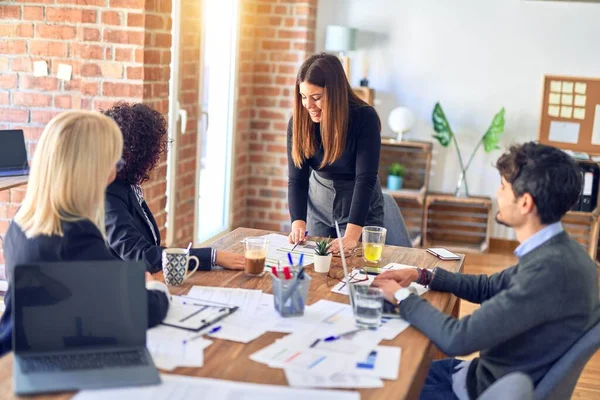 Grupp Affärsanställda Ler Glada Och Självsäkra Arbeta Tillsammans Med Leende — Stockfoto