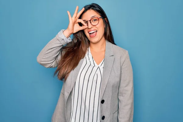 Jonge Latijns Amerikaanse Zakenvrouw Met Een Bril Blauwe Geïsoleerde Achtergrond — Stockfoto