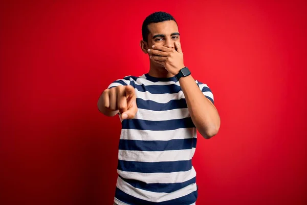 Bonito Homem Afro Americano Vestindo Camiseta Listrada Casual Sobre Fundo — Fotografia de Stock