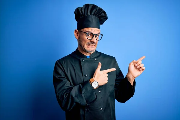 Giovane Bel Cuoco Indossa Uniforme Fornello Cappello Sfondo Blu Isolato — Foto Stock