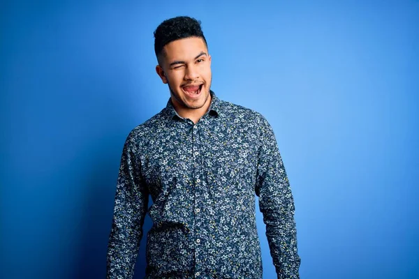 Ung Stilig Man Bär Casual Shirt Stående Över Isolerad Blå — Stockfoto