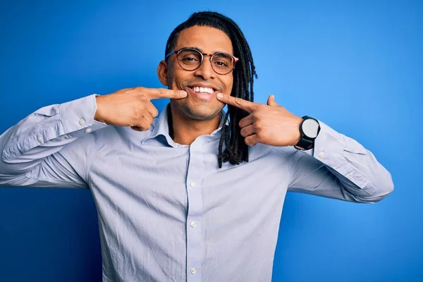 年轻英俊的非洲裔美国男人 留着可怕的头发 穿着休闲装 戴着眼镜 笑容满面 用手指 牙齿和嘴指尖 牙齿健康概念 — 图库照片